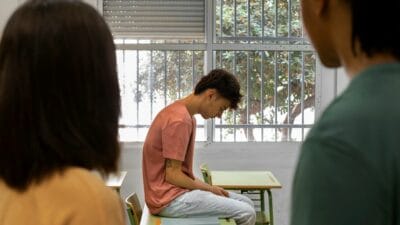 Memahami Klasifikasi Pergaulan Remaja, Populer hingga Penyendiri