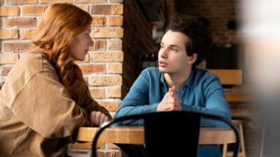 Tanda Dia Serius: 7 Sinyal Kuat dalam Hubungan