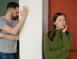 Dengar Dulu! 7 Rahasia Hadapi Kritik Pasangan Tanpa Bikin Retak Hubungan