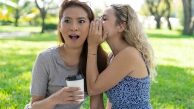 Kode Keras! Ini Lho, Ciri-ciri Orang yang Ngomongin Kita dari Belakang