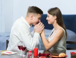 Kunci Hubungan Harmonis, 5 Bahasa Cinta yang Wajib Kamu Tahu