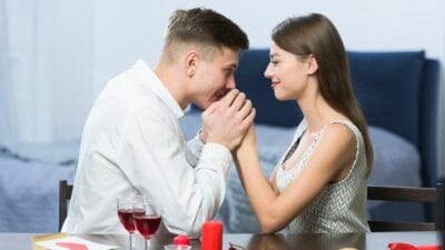 Kunci Hubungan Harmonis, 5 Bahasa Cinta yang Wajib Kamu Tahu