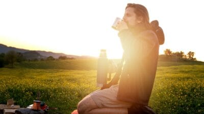 Akhir pekan adalah waktu yang dinanti-nanti untuk beristirahat dan mengisi ulang energi setelah melewati rutinitas yang padat. Namun, menikmati akhir pekan tidak selalu harus menguras dompet. Ada banyak cara seru dan hemat biaya yang bisa dilakukan untuk menghabiskan waktu berkualitas bersama keluarga, teman, atau bahkan sendiri. Yuk, simak 15 aktivitas akhir pekan yang hemat biaya tapi tetap maksimal keseruannya berikut ini! 1. Piknik di Taman Kota Memanfaatkan ruang terbuka hijau di kota bisa menjadi pilihan tepat. Siapkan bekal sederhana seperti roti lapis, buah segar, dan air mineral. Pilih taman dengan fasilitas yang nyaman, seperti area bermain atau jalur jogging. Dengan biaya minim, Anda bisa menikmati udara segar sambil bersantai. 2. Movie Marathon di Rumah Tak perlu pergi ke bioskop untuk menikmati film favorit. Buat daftar film atau serial yang sudah lama ingin ditonton, lalu siapkan camilan homemade seperti popcorn atau keripik kentang. Dengan pencahayaan yang redup, rumah pun bisa jadi bioskop pribadi. 3. Bersepeda Keliling Kota Mengayuh sepeda di pagi atau sore hari adalah cara menyenangkan untuk berolahraga sekaligus menjelajah sudut-sudut kota. Pilih rute yang aman dan menarik, seperti kawasan heritage atau area pinggiran kota dengan pemandangan indah. 4. Membaca Buku di Perpustakaan Umum Jika Anda pecinta buku, kunjungi perpustakaan umum terdekat. Selain gratis, suasana perpustakaan yang tenang dapat membantu Anda fokus membaca buku yang sudah lama diidamkan. Jangan lupa, beberapa perpustakaan kini juga menyediakan ruang baca yang Instagrammable! 5. Masak Bareng Teman atau Keluarga Ajak teman atau keluarga untuk memasak bersama. Pilih menu sederhana seperti pizza homemade, pasta, atau dessert kekinian seperti dalgona coffee. Selain hemat, memasak bersama juga bisa mempererat hubungan. 6. Main Game Board atau Kartu Permainan seperti Uno, Monopoly, atau kartu remi bisa menjadi hiburan seru. Tak hanya murah, permainan ini juga bisa melatih strategi dan kreativitas. Pastikan suasana tetap santai agar lebih menyenangkan. 7. Eksplorasi Pasar Tradisional Pasar tradisional bukan hanya tempat belanja, tapi juga lokasi menarik untuk eksplorasi. Anda bisa berburu camilan lokal, membeli tanaman hias mini, atau sekadar menikmati suasana. Pastikan membawa tas belanja sendiri untuk mengurangi penggunaan plastik. 8. Jelajah Museum atau Galeri Seni Gratis Banyak museum dan galeri seni yang menawarkan tiket gratis atau dengan harga terjangkau pada hari tertentu. Anda bisa belajar sejarah, menikmati seni, dan mendapat inspirasi baru. Jangan lupa cek jadwal operasional sebelum berkunjung! 9. Menanam Tanaman di Rumah Mengisi waktu akhir pekan dengan berkebun tidak hanya menyenangkan tapi juga menenangkan. Anda bisa mulai menanam sayuran seperti cabai atau bayam yang mudah dirawat. Selain hemat biaya, hasilnya bisa dimanfaatkan untuk kebutuhan dapur. 10. Berburu Foto di Tempat Hits Jelajahi tempat-tempat hits di sekitar Anda, seperti mural jalanan, taman bunga, atau jembatan kota. Selain mendapatkan feed Instagram yang estetik, aktivitas ini juga membantu Anda melihat kota dari sudut pandang baru. 11. Yoga atau Meditasi di Rumah Manfaatkan akhir pekan untuk merilekskan pikiran dan tubuh dengan yoga atau meditasi. Anda bisa mengikuti panduan dari video di YouTube tanpa perlu biaya tambahan. Cukup gelar matras atau kain tebal sebagai alas, dan mulai perjalanan menuju ketenangan batin. 12. Menulis Jurnal atau Cerita Pendek Aktivitas menulis adalah cara hebat untuk menyalurkan emosi dan kreativitas. Anda bisa mulai menulis jurnal harian, cerita pendek, atau bahkan puisi. Dengan alat sederhana seperti kertas dan pena, Anda sudah bisa menghasilkan karya yang bermakna. 13. Jalan Santai di Pagi atau Sore Hari Aktivitas sederhana seperti berjalan santai di lingkungan sekitar juga bisa memberikan kepuasan tersendiri. Nikmati suasana sambil mendengarkan musik favorit atau podcast inspiratif. 14. Belajar Skill Baru dari Internet Gunakan akhir pekan untuk belajar sesuatu yang baru, seperti menggambar, fotografi, atau bahkan coding. Banyak platform gratis seperti YouTube atau Coursera yang menyediakan tutorial menarik dan mudah diikuti. 15. Menikmati Sunset atau Sunrise Tak ada yang lebih magis dari menikmati keindahan alam di penghujung atau awal hari. Cari lokasi strategis seperti pantai, bukit, atau balkon rumah untuk menikmati momen ini. Bawa secangkir teh hangat untuk menambah kesan damai. Penutup Akhir pekan tak selalu harus diisi dengan kegiatan mahal. Dengan kreativitas dan sedikit perencanaan, Anda bisa menikmati waktu santai yang seru, hemat, dan berkesan. Dari piknik hingga menikmati sunset, semua kegiatan ini bisa jadi cara menyenangkan untuk mengisi akhir pekan Anda tanpa membuat kantong bolong. Jadi, sudah siap mencoba aktivitas akhir pekan hemat biaya ini? Pilih favorit Anda dan nikmati waktu berkualitas bersama orang tersayang!