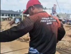 Brimob Aceh Pasang Tali Sling pada Jembatan Putus dan Geser Speed Boat untuk Mendukung Mobilitas Warga di Bireuen