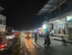 Jamaah Padati Masjid di Ramadan Pertama, Polisi Kawal Hingga Tuntas