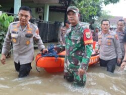 Polri-TNI Bagikan Makanan ke Warga Terdampak Banjir di Sawangan, Depok