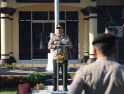Kapolres Lombok Barat Pimpin Apel dan Penyerahan Penghargaan Teladan Mantap