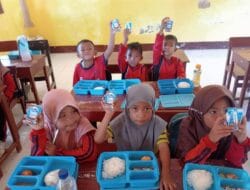 Menyukseskan Program Ketahanan Pangan Nasional, Bhabinkamtibmas Polsek Woha Bantu Proses Pengeringan Jagung Warga Binaan