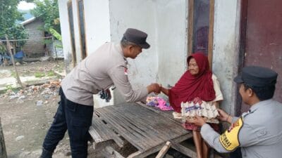 Peduli Lansia, Polsek Sekotong Distribusikan Bantuan di Dusun Ketapang