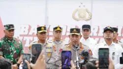 Hadiri Ground Breaking Asrama Polresta Samarinda, Kapolri Bagikan Sumur Bor-Sembako ke Warga