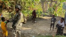 Satgas Damai Cartenz 2025 Sapa Mama Papua dan Anak-anak di Intan Jaya dalam Patroli Dialogis
