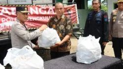 Kapolda Bengkulu Pantau Dan Bagikan Makanan Bagi Korban Terdampak Gempa 6,3 SR