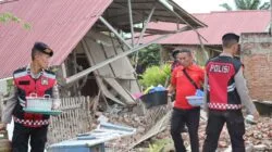 Polri Peduli Masyarakat: Personel Dit Samapta Polda Bengkulu Bantu Warga Bersihkan Rumah Roboh Pasca Gempa 6,3 SR