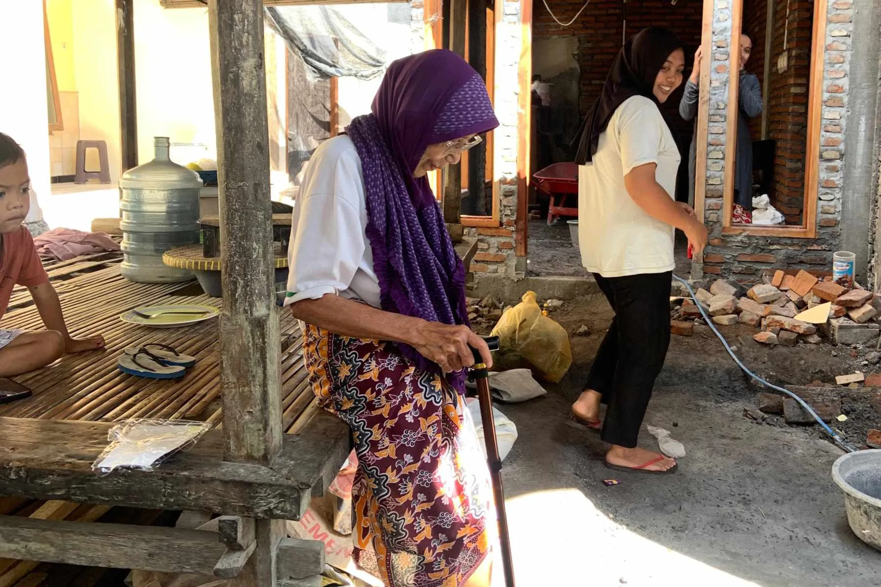 Kemanusiaan dalam Seragam, Polsek Lembar Distribusikan Bantuan Tongkat kepada Warga Disabilitas