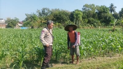 Polsek Batulayar Dukung Warga Desa Sandik Manfaatkan Lahan untuk Tanaman Produktif