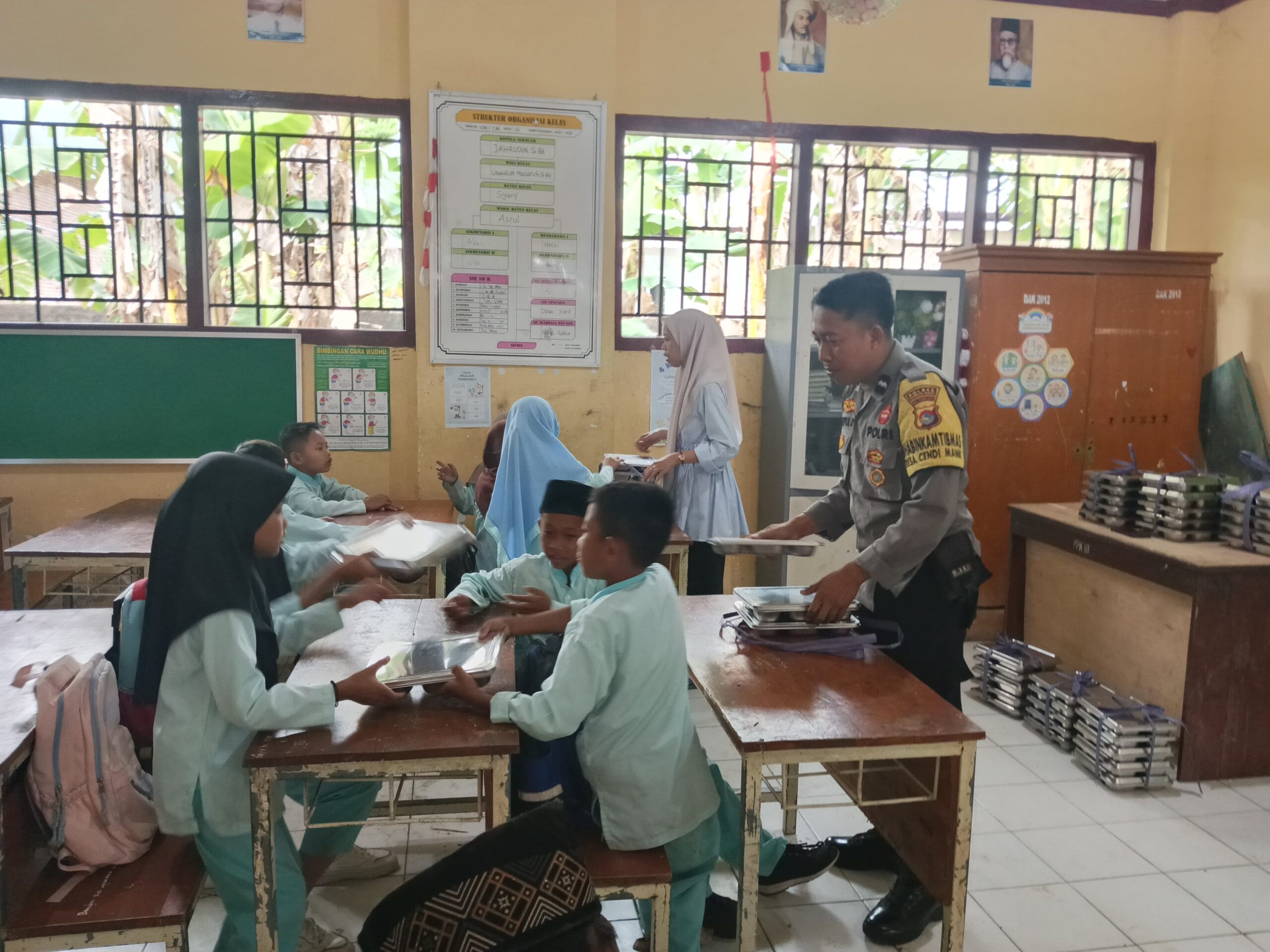 Ribuan Siswa di Sekotong Nikmati Makanan Bergizi Gratis, Program Pemerintah Jamin Gizi Anak Sekolah