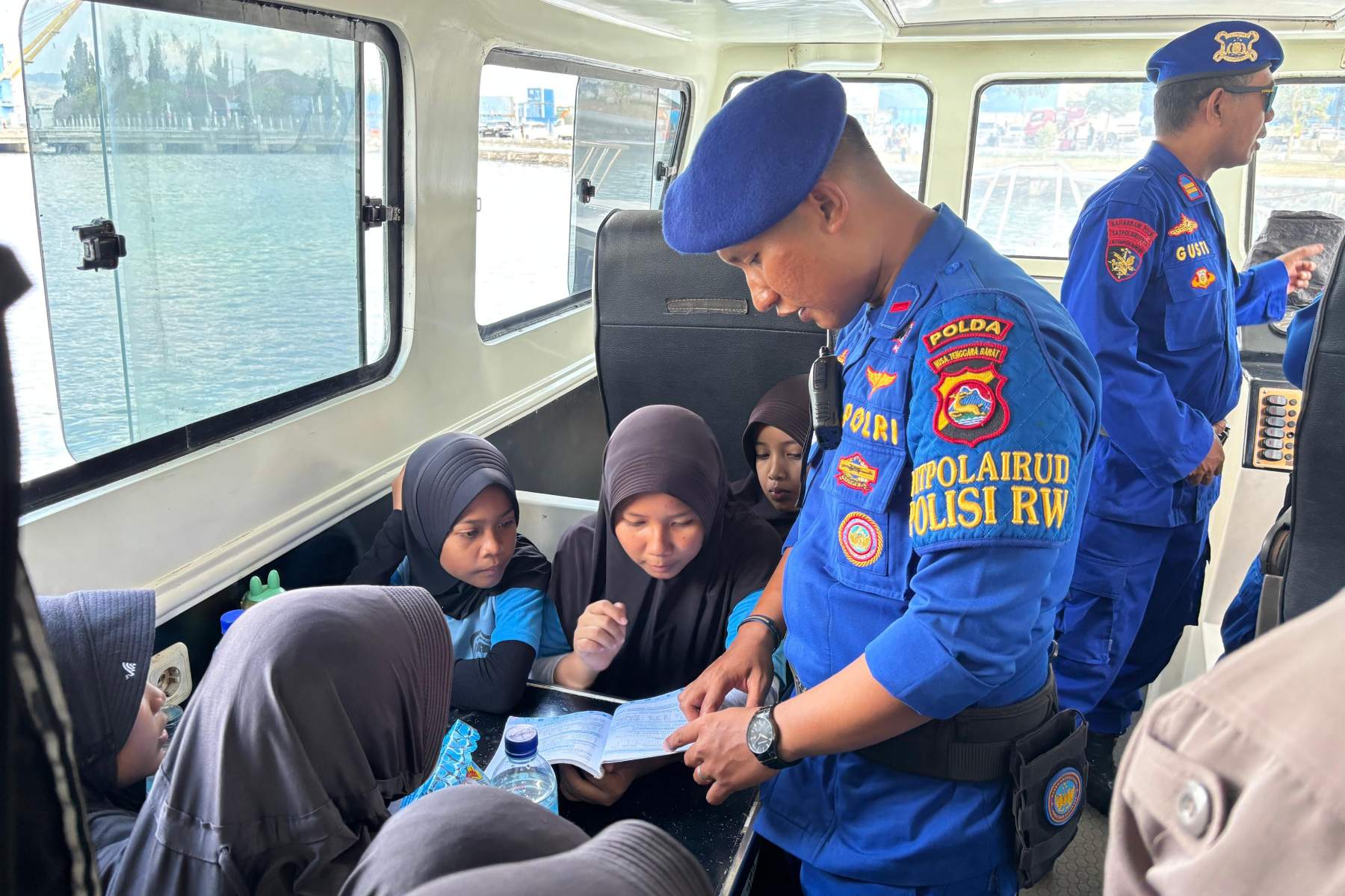 Kapal Patroli Polairud Jadi Klinik & Perpustakaan Terapung di Lembar