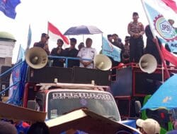 Buruh dan Polisi Gelar Sholawat dan Doa Bersama di Tengah Penyampaian Pendapat