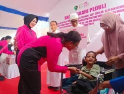 Ketua Umum Bhayangkari Salurkan 5.000 Paket Bansos, Gelar Bakti Kesehatan dan Religi di Ende, NTT