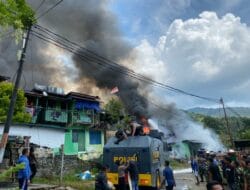 Personel Polri dan TNI Bahu Membahu Padamkan Api di Kompleks Kodam Lama Jayapura