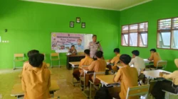 Dekatkan Diri ke Generasi Muda, Polsek Sekotong Turun ke Sekolah