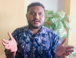 Dukung Penegakan Hukum, Tokoh Pemuda Tanah Tabi Apresiasi Satgas Ops Damai Cartenz  Jayapura — Tokoh Pemuda Tanah Tabi, Suriel Carlos A. Taurui, menyatakan dukungan penuh terhadap Satgas Operasi Damai Cartenz yang terus berupaya menjaga stabilitas keamanan di Tanah Papua. (Kamis/16/10/2025).  Carlos Taurui menegaskan, keberadaan Satgas Damai Cartenz telah memberikan rasa aman bagi masyarakat di tanah papua melalui berbagai langkah nyata di lapangan.   Ia juga mendukung penegakan hukum terhadap kelompok kriminal bersenjata (KKB) yang kerap mengganggu ketertiban dan keamanan warga masyakarat di Papua.  “Kami memberikan apresiasi atas kerja nyata, keberhasilan, dan komitmen Satgas Ops Damai Cartenz dalam menjaga Papua tetap aman, damai, dan tenteram,” ujar Carlos.  Ia berharap seluruh elemen masyarakat dapat bersatu menjaga kedamaian dan tidak mudah terprovokasi oleh isu-isu yang dapat memecah belah persatuan di Bumi Cenderawasih.  “Papua damai adalah harapan kita semua,” tegasnya.