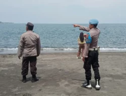 Cuaca Ekstrem Tak Halangi Polisi Kawal Keamanan Pantai Cemare