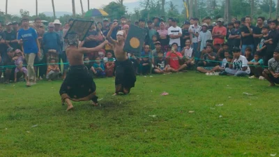Sinergi Polri dan Warga Sukseskan Peresean HUT Desa Kuripan Timur