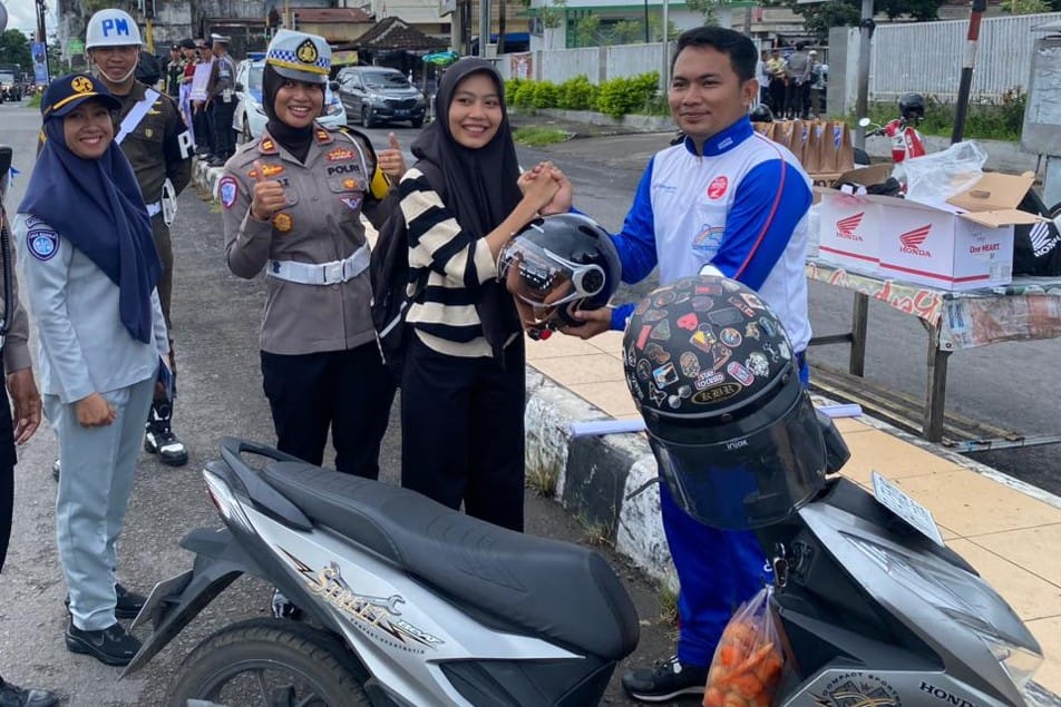 Polres Lobar Hadiahi Pengendara Tertib saat Operasi Zebra Rinjani
