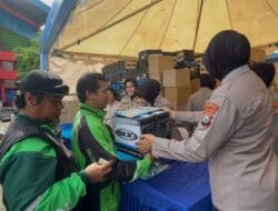 Polres Malang Kota Bagikan Ribuan Helm Kepada Pengemudi Ojol