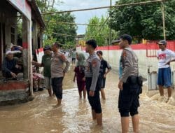 Cepat Tanggap, Satsamapta Polres Bima Bantu Warga Terdampak Banjir dan Evakuasi Pohon Tumbang di Wilayah Kecamatan Madapangga