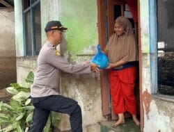Ringankan Beban Sesama, Kapolres Bima Melalui Kapolsek Madapangga Salurkan Bantuan Sembako Bagi Warga Terdampak Banjir di Desa Monggo dan Desa Ncandi