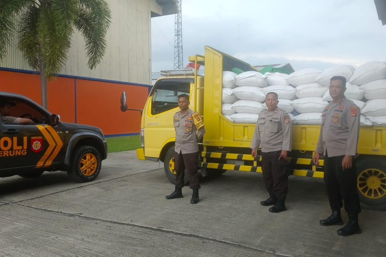 Dukung Ketahanan Pangan, Polsek Gerung Awasi Penyaluran 4,5 Ton Jagung
