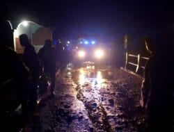 Siaga Banjir, Polsek Bolo Gelar Patroli Mobile Mengecek Debit Air di Dua Sungai di Wilayah Kecamatan Bolo