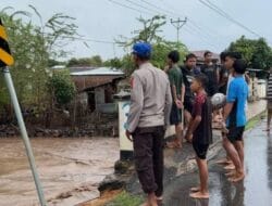 Patroli Siaga Bencana, Satpolairud Polres Bima Pantau Debit Air dan Bantu Warga Yang Terdampak Banjir