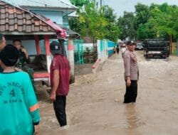 Demi Kemanusiaan, Bhabinkamtibmas Polsek Madapangga dan Babinsa Rela Basah Kuyup Menerjang Banjir Bantu Evakuasi Warga