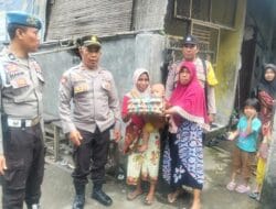 Sukarela! Personel Polsek Kediri Beri Telur ke Balita Stunting