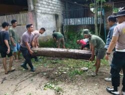 Gotong Royong Polsek Sekotong dan Warga Tangkal Banjir Musim Hujan