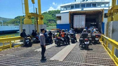 Antisipasi Kerawanan Nataru: Polsek Lembar Cek Dokumen Kendaraan Kapal