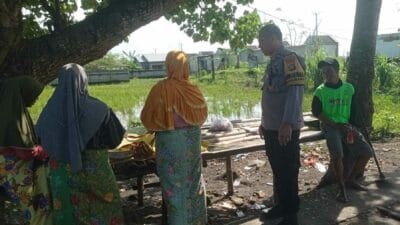 Bhabinkamtibmas Lombok Barat Ajarkan Warga Ubah Pekarangan Jadi Aset Pangan Produktif