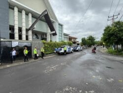 Satgas Kamseltibcar Lantas Ops Lilin Rinjani 2025 Amankan Arus Lalu Lintas di Depan Gereja, Ibadah Natal Berjalan Lancar