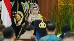 Berantas Kejahatan Transnasional, Polri Tangkap dan Serahkan 14 Buron Interpol Red Notice