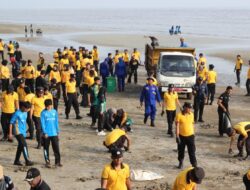 Jaga Pesisir Jenu, Polresta Tuban dan Elemen Masyarakat Tanam 800 Bibit Cemara